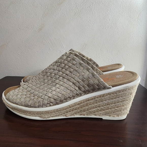 Bernie Mev. -Runs Small- Metallic Tan Slide Wedge Sandals size 38 6.5 6 - Picture 3 of 11